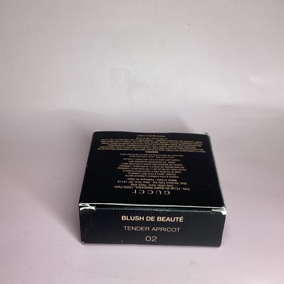 Gucci Blush De Beaute Cheeks & Eyes Luminous Matte Powder In 02 Tender Apricot - Picture 4 of 5